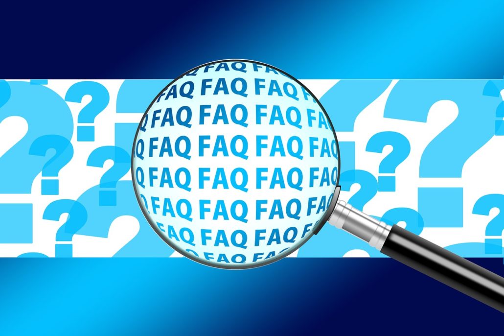 Grafik mit Lupe, Fragezeichen und den Buchstaben FAQ