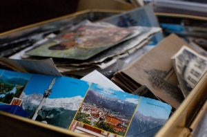 Stapel mit alten Postkarten und Fotos