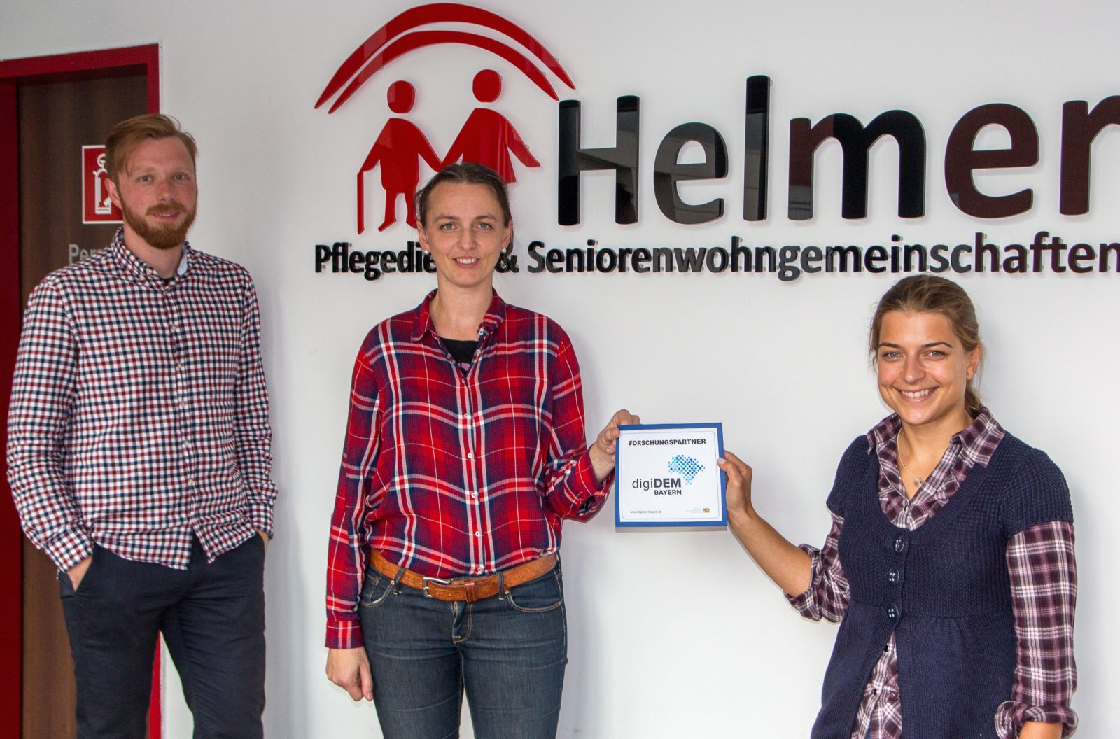 Sabine Helmer (M.) mit Sebastian Meuer und Christina Chmelirsch von digiDEM Bayern