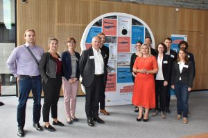 Bayerns Gesundheitsministerin Melanie Huml mit dem digiDEM Bayern-Team